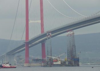 120 METRELİK PLATFORM, 67 METREYE İNDİRİLEREK ÇANAKKALE KÖPRÜSÜ ALTINDAN GEÇİRİLDİ