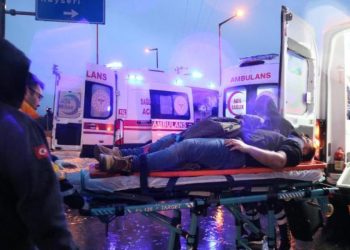 AFAD’ın minibüsü ile çarpışan otomobil ikiye bölündü: 1 ölü, 9 yaralı