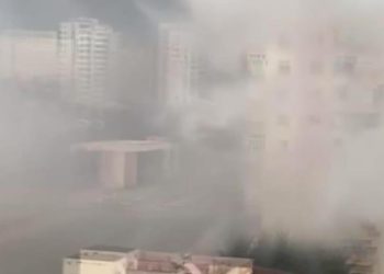 ALT KATTAKİ DAİREYE SIÇRAYAN KIVILCIMLAR, BALKONU VE YATAK ODASINI YAKTI