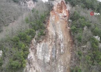 Amanos’ta depremle yarılan dağ doğal göletler oluşturdu