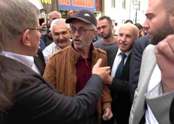 Amasya haberleri! Amasya’da cami çıkışı yuhalanan Ahmet Davutoğlu sokakta vatandaşla tartıştı