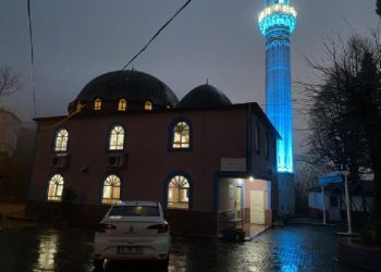 Aynı caddede oturan mahalleliler 2 dakika arayla iftar yapıyor