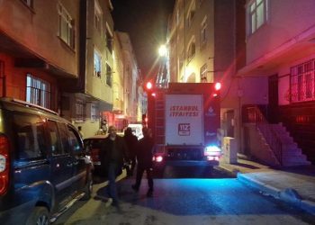 Bağcılar’da 4 katlı binanın çatısından yükselen alevler yanındaki 3 binanın çatısına sıçradı