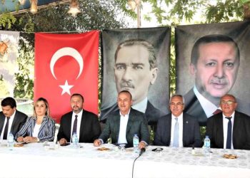 Bakan Çavuşoğlu TOKİ tarafından teslim edilen evleri gezdi