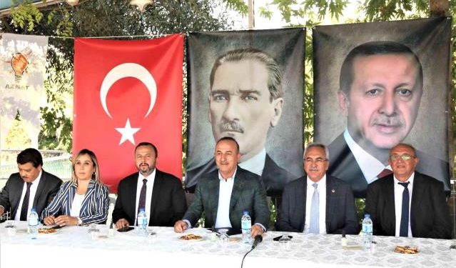 Bakan Çavuşoğlu TOKİ tarafından teslim edilen evleri gezdi