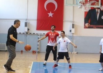 Bakan Kasapoğlu, down sendromlu milli sporcularla basketbol oynadı