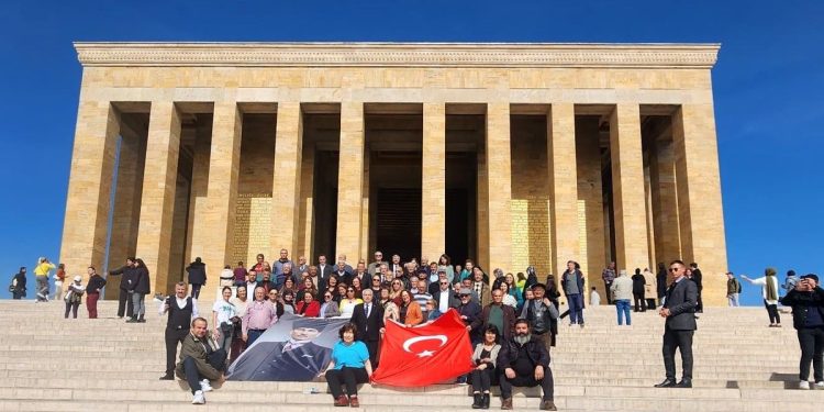 ‘Benim Vekilim İlhan Özcan’ diyen 100 kişilik ekipten Ankara çıkartması