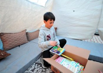 Çadırda kalan küçük Mehmet’in çağrısı karşılık buldu; kitaplarına kavuştu