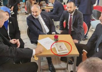 Cumhurbaşkanı Erdoğan, Paşinyan ve Aliyev’in mini zirvesine masadaki kitap damga vurdu