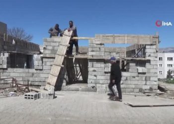 Depremzede muhtar fırın inşasına başladı, Ramazan ayı boyunca ücretsiz pide dağıtacak