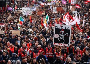 Fransa’da emeklilik reformuna öfke büyüyor