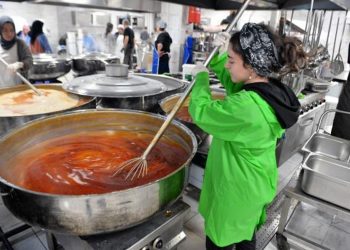 Gölcük depremini yaşayan mühendis, depremzedelere yardım için 46 saatlik gemi yolculuğu yaptı