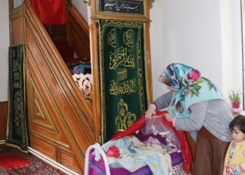 Hasarlı evlerine giremeyen depremzedeler camilere sığındı