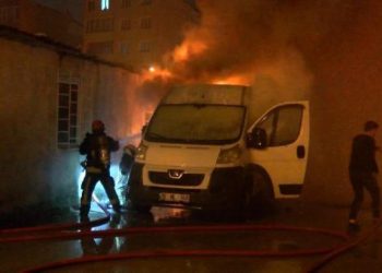 Hurda deposunda çıkan yangın iki araca sıçradı; mahalleli arızalanan otomobili iterek kurtardı