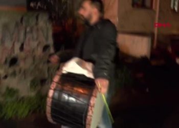 İSTANBUL-BEYOĞLU’NDA DAVULCULAR MANİLERİNDE DEPREMZEDELERİ UNUTMADI