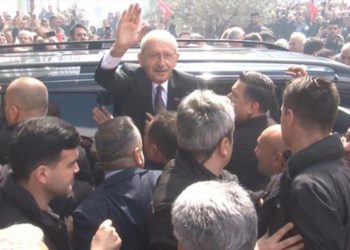 İzmir’de Kılıçdaroğlu’nu karşılayan grubun açtığı pankart dikkat çekti! Hoş geldiniz Cumhurbaşkanım