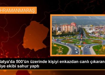 Malatya’da 500’ün üzerinde kişiyi enkazdan canlı çıkaran itfaiye ekibi sahur yaptı