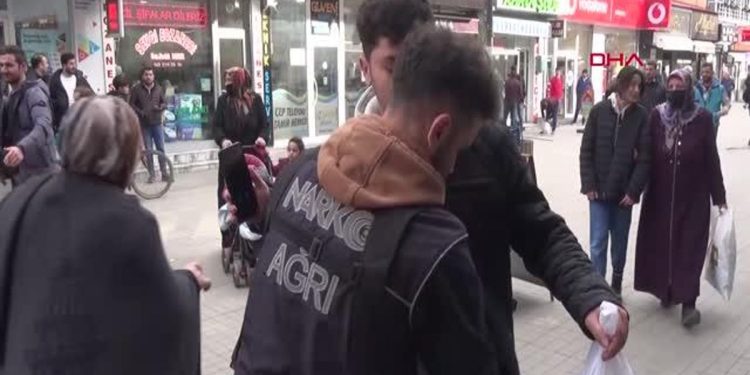 NARKOTİK KÖPEKLER PARS, LUCKY VE CANAS’LA UYUŞTURUCU DENETİMİ