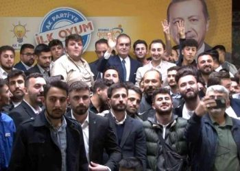 Ömer Çelik: “2023, gençlerin Türkiye’ye hiçbir faydası olmayan statükocu siyasetçilere vereceği en önemli ders olarak tarihe geçecek”