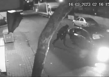 Otomobilin farlarını çalan şüpheliler kamerada