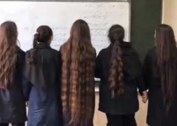 Protestolar okullara sıçradı! İranlı kız öğrenciler başörtülerini çıkarıp Hamaney ve Humeyni’nin fotoğraflarını yırttı