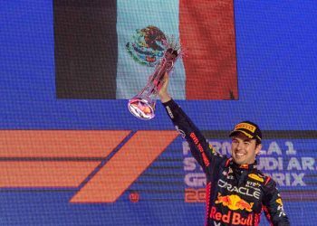 Suudi Arabistan Grand Prix’sinde kazanan Sergio Perez