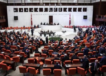 TBMM’de parmak boyası tartışması kızışıyor! Muhalefetin mesajına AK Partili isimden tepki: Türkiye bir Uganda değil