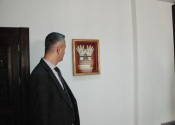 Trabzonspor kalecisi Uğurcan Çakır’ın eldivenleri sergileniyor