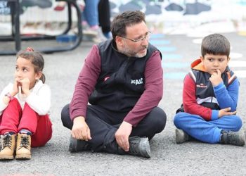 Vali Gökmen Çiçek, Adıyaman’da depremzede miniklerle oyun oynadı