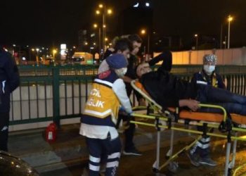 Yol ortasında aracının yakıtı biten kadına yardım ederken otomobil çarptı