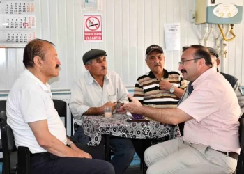 Emet Belediye Başkanı Hüseyin Doğan, çalışmaları hakkında bilgilendirme yapıyor