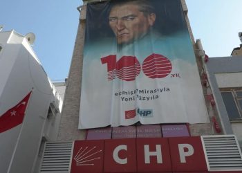 Muratpaşa Belediye Başkanı Ümit Uysal, Antalya’da partisinin yeni seçilen İl Başkanı Nail Kamacı ve yönetimi kurulunu ziyaret etti