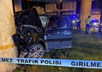 Şişli’de tünelden çıkan lüks cip beton direğe çarptı: 1’i ağır 4 yaralı