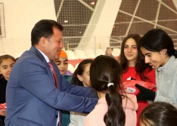 Kayseri Gençlik ve Spor Kulübü Artistik Buz Pateni Takımı Malzeme Dağıtımı Yaptı