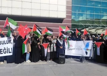 Bitlis’te Filistinli Kadınlarla Dayanışma İnisiyatifi’nden İsrail’e Karşı Sessiz Oturma Eylemi