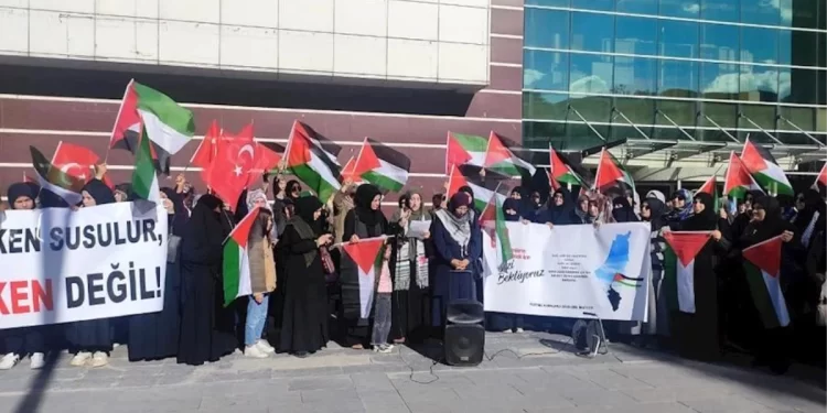 Bitlis’te Filistinli Kadınlarla Dayanışma İnisiyatifi’nden İsrail’e Karşı Sessiz Oturma Eylemi