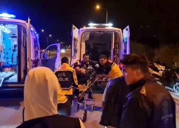 İzmir’de Motosiklet ve Otomobil Çarpışması Sonucu 2 Kişi Hayatını Kaybetti