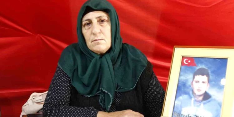 PKK’nın kaçırdığı çocuklar için ailelerin evlat nöbeti sürüyor