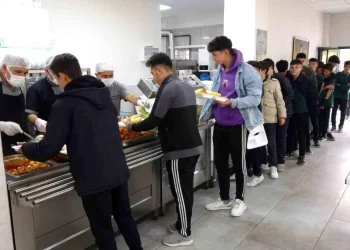 Sorgun Belediyesi Öğrenci ve İhtiyaç Sahiplerinin Öğle Yemeklerini Karşılıyor